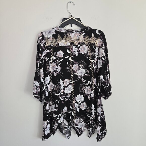Gimmicks Embroidered Floral Eyelet Kimono Top with Shark Bite Hem Misses size S - Picture 3 of 15